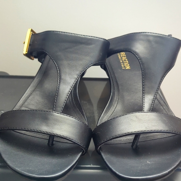 Kenneth Cole Reaction Women's Sandals Size 7.5 Black Rubber Soles NWOT - Picture 3 of 3